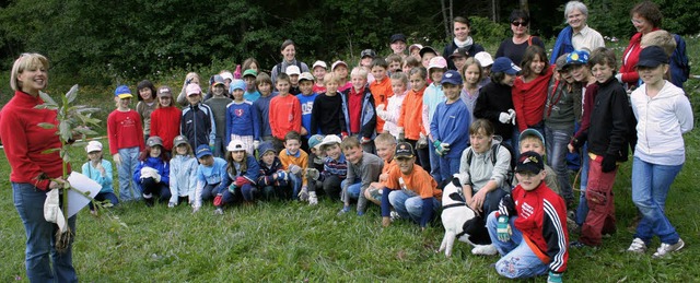 60 Jungen und Mdchen  der Grundschulk...meindertin Ursula Drescher (links).    | Foto: DIETER MAURER