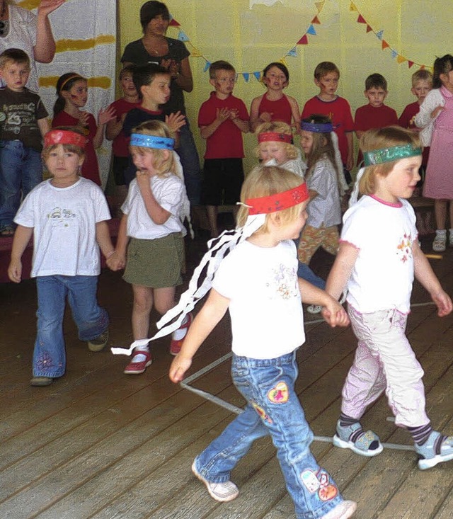 Die Kinder tanzten, die Zuschauer klatschten.   | Foto: Fink
