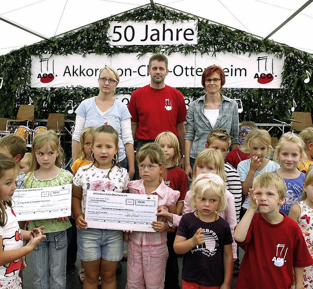 Auch wenn die Kleinen etwas skeptisch ...on  Jens Blmle berreichten Schecks.   | Foto: Heidi Fssel