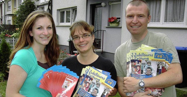 Lisa Keiller, Katja Dubiel und Michel ...ilumszeitung des Kinder-Ferien-Clubs.  | Foto: Privat