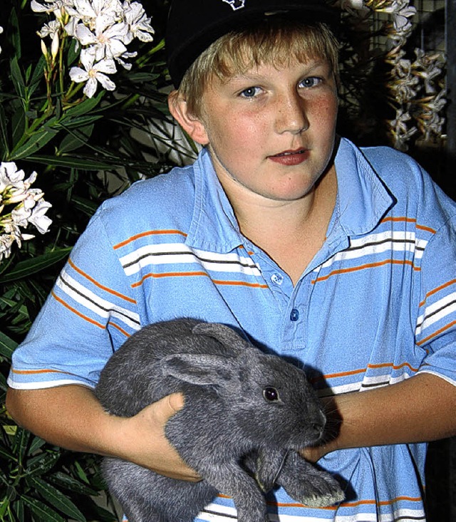 Der  Jungzchter Michael Binz ist stol... Hasen &#8222;Kleinsilber blau&#8220;.  | Foto: hans-jochen voigt