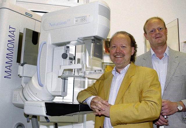 Peter Banse (links)  und Klaus Mott ne...Lahr  das Mammographie-Screening vor.   | Foto: Heidi Fssel