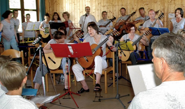 Die Musikschule Gutmann aus Lrrach un...aben die Anfnger ihr erstes Konzert.   | Foto: Regine Ounas-Krusel