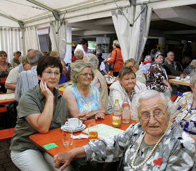 Gemeinsames Mittagessen im vollbesetzten Festzelt        | Foto: Ulrike Hiller