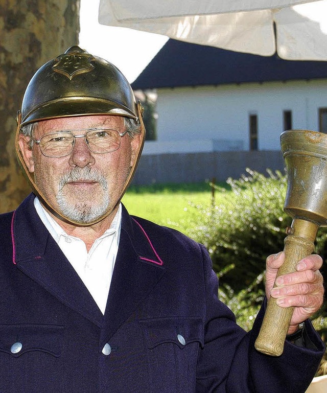 Bott Helmut Irslinger schlgt die Glocke zum Markt.   | Foto: Renate Tebbel