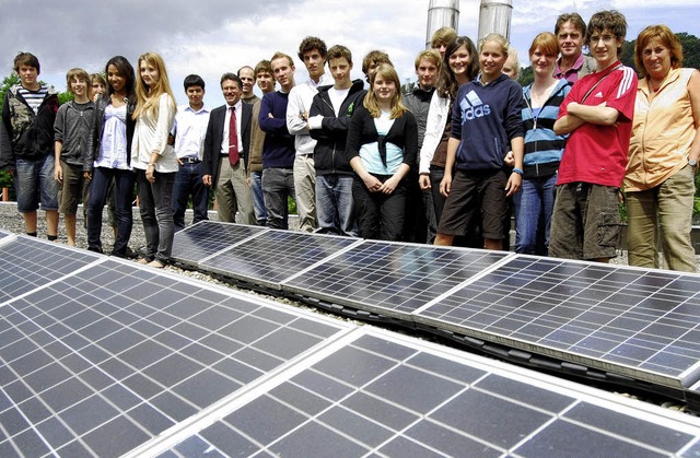 Die  Schlerfirma Scolaire und der Fr...voltaikanlage auf dem Dach der Schule.  | Foto: Michael Bamberger