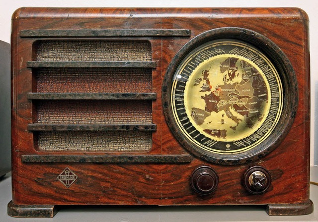 Ein Rhrenradio aus lngst vergangener Zeit   | Foto: dpa