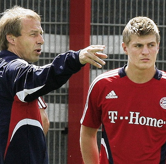 Bekommt von Jrgen Klinsmann den Weg gewiesen: Toni Kroos (rechts)    | Foto: dpa