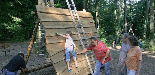 Eine neue Kletterwand wurde jetzt auf ...chtet wurde  sie vom Familienverband.   | Foto: Pia Grttinger