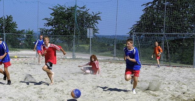 34 Teams zeigten packende Beachsoccer-Spiele.  | Foto: Sedlak