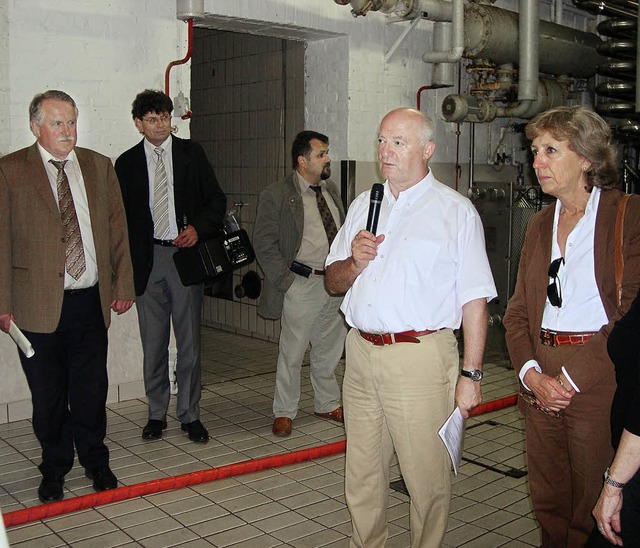 Gerhard Rdlin (mit Mikrofon) fhrte a...  und Loretta Dormal Marino (rechts).   | Foto: MInk