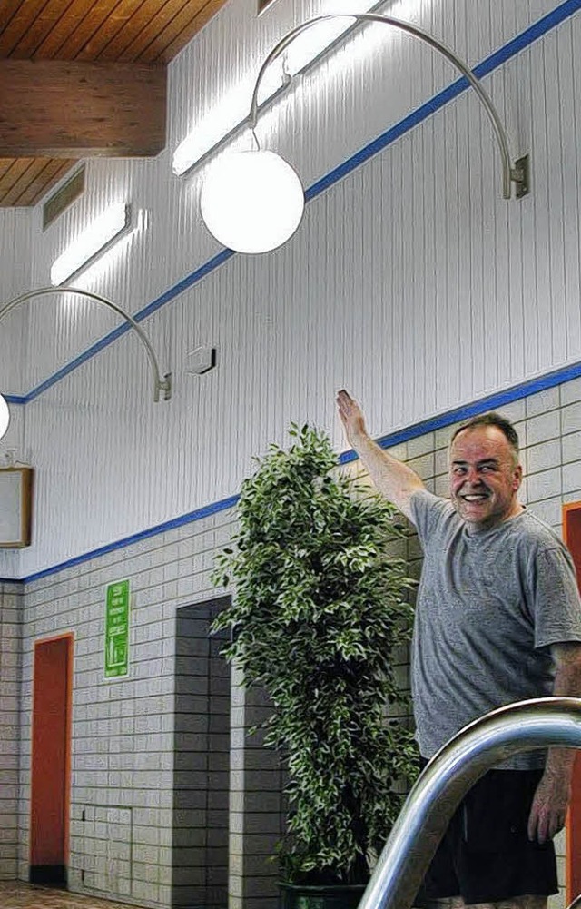 Bademeister  Karl Geiger gefallen die neuen Leuchten an der Schwimmhallenwand. 