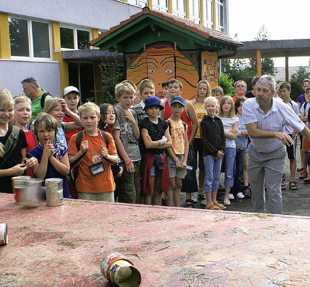 <Bildtext>Beim Bchsenwerfen beobachte..., hier Rektor Heinz Bchle</Bildtext>.  | Foto: Werner Probst