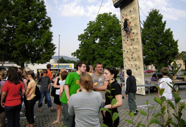 Sie haben ihre Hrde  schon genommen &...e Abiturienten  eine Kletterwand auf.   | Foto: Heike Armbruster