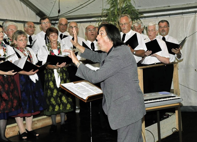 Die Chorgemeinschaft Freiamt   berzeu...en beim Serenadenkonzert auch im Zelt.  | Foto: Hans Meidhof