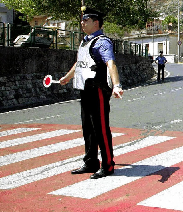 Wenn die Kelle des italienischen Karab...traenverkehrsordnung hart bestraft.    | Foto: dpa