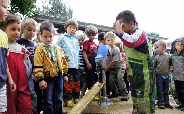 Die neue Matschanlage ist gefragt bei den Kindern.  | Foto: martina david-wenk