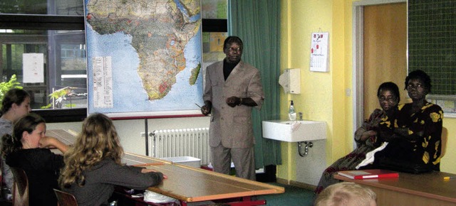 <Bildtext>Brgermeister Etane Sakwe au...<?_AGev?>b der Realschule. </Bildtext>  | Foto: Heike Armbruster