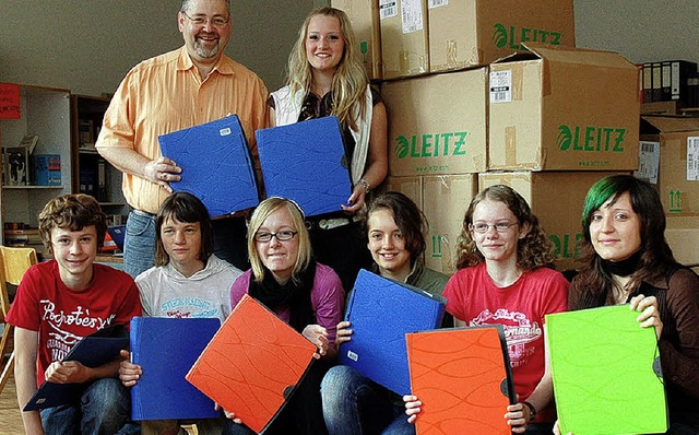 Der Mathe- und Lateinlehrer Jochen Sch...  es     einen  Haufen  Leitzordner.    | Foto: Karin  Maier