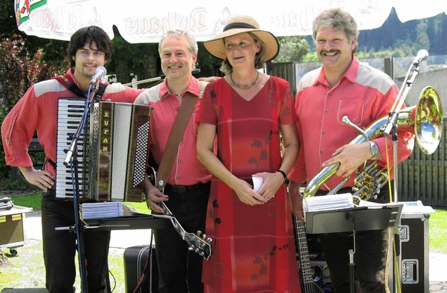 Das Sommerfest des Seniorenzentrums St...ch, und Edmund Kaltenbrunn) umrahmen.   | Foto: C. Maier