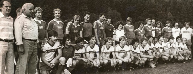 Trubel im Hochrheinstadion: Zum 75. Ge...rnd Hlzenbein und Gnther Netzer an.   | Foto: Archiv FC 08