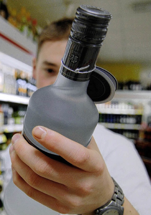 Wenn Jugendliche zur Flasche greifgen, ahmen sie oft Erwachsene nach.   | Foto: ddp