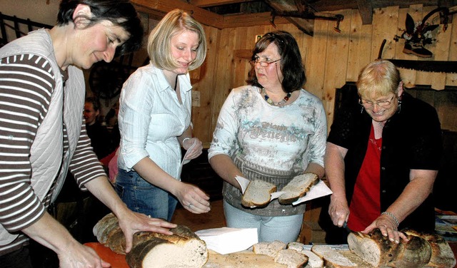 Frisches Bauernbrot gefllig? Petra Ec...zenwald, v. l.) verteilten Kostproben.  | Foto: Markus Baier