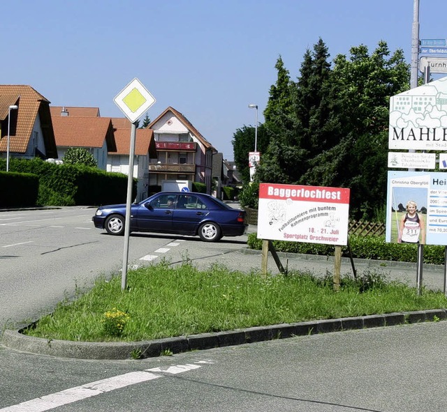 Noch sieht die Verkehrsinsel Ecke In d...d  anlegen und  die Insel verschnern.  | Foto: DECOUX-KONE