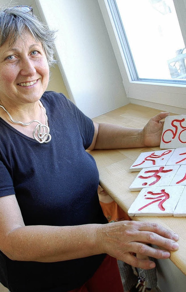 Ilse Ternai mit den neuen China-<?ZA?>Kacheln  | Foto: ulrike Derndinger