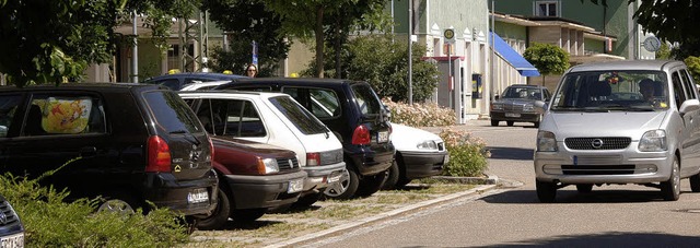 Alles zugeparkt: Die Situation am Bahnhof ist fr Pendler  unbefriedigend.   | Foto: Volker Mnch