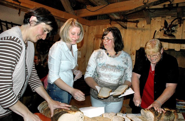 Frisches Bauernbrot gefllig? Petra Ec...teilten schon einmal <?ZA?>Kostproben.  | Foto: Markus Baier