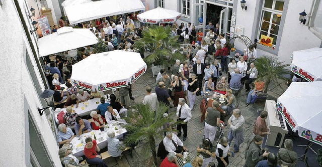 Musikalischer und kulinarischer Genuss...r kamen zum Sommerfest ins Quartier 6.  | Foto: Christoph breithaupt