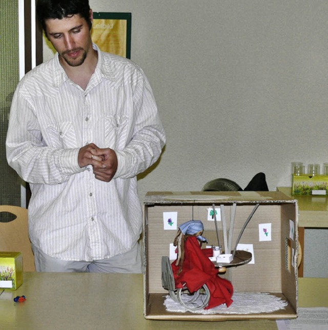 Heiko Frederick-Kringel mit dem Modell seiner Tisch-Idee   | Foto: Privat