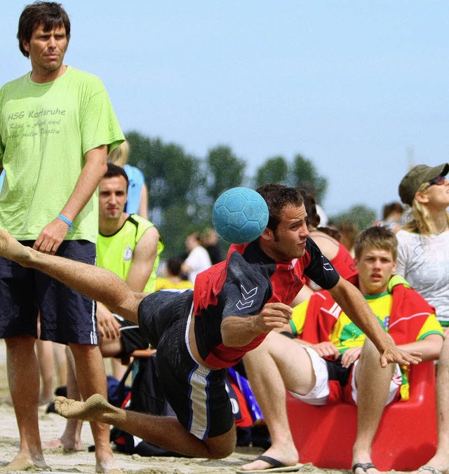 Handball im Sand und Strandleben. Eine...uch das Ottenheimer Turnier ausmacht.   | Foto: Faruk nver (a)