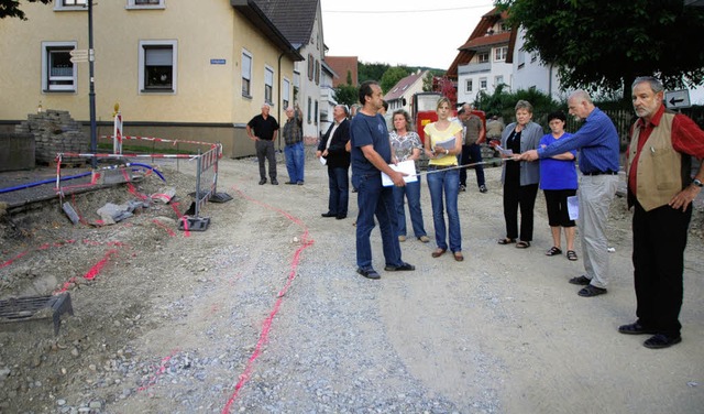 Lothar Becker (mit Meterstab) erklrt ...t roter Farbe auf dem  Boden markiert.  | Foto: Roland Vitt