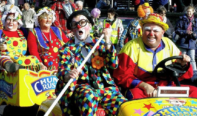 Clowns zogen durch die Straen der Partnerstadt.   | Foto: Clevett