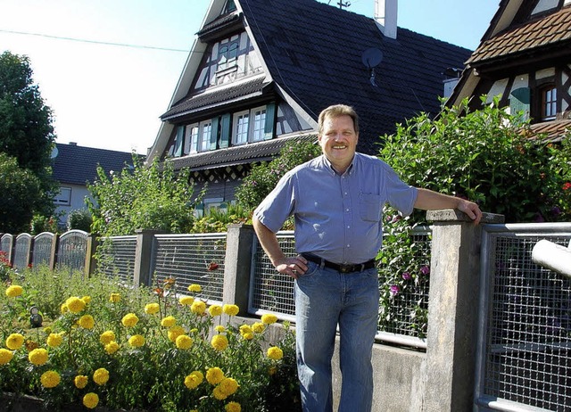 Sven Kehrberger vor Fachwerkhusern in.... Vieles sei ehrenamtlich geschehen.    | Foto: ulrike Derndinger