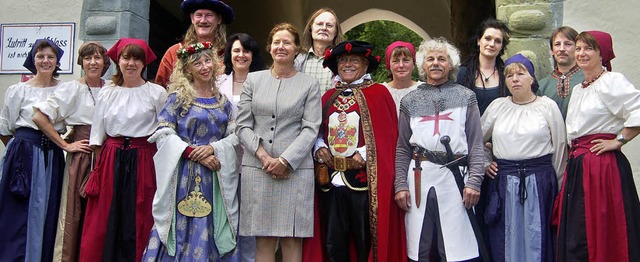 Sie freuen sich auf die Schlossfestspi...er historischen Tanzgruppe Lausheim.    | Foto: Jutta Binner-Schwarz