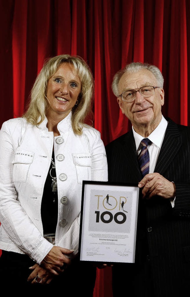 Lothar Spth bergab Jacqueline Schwei...das Gtesiegel &#8222;Top 100&#8220;.   | Foto: Privat