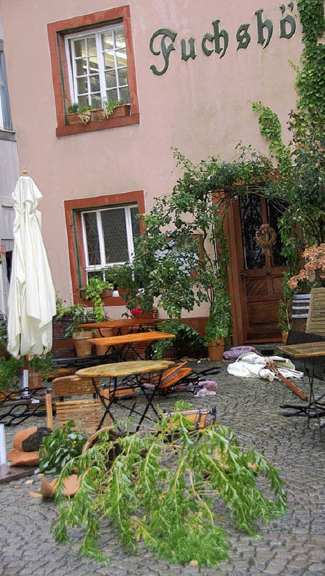 Bume, Sonnenschirme  und Tische floge... auf dem Mnsterplatz durch die Luft.   | Foto: SAHLI