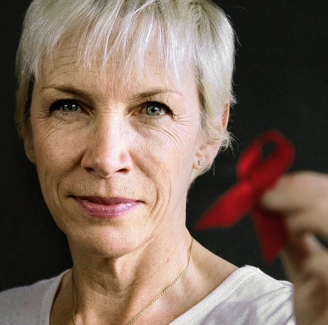 Die rote Schleife zeigt ihr Engagement gegen Aids: Annie Lennox in Offenburg   | Foto: dpa