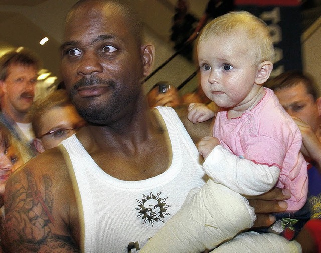 Kinder auf dem Arm halten kann Tony Th...r nur frs Foto in die Hand gedrckt.   | Foto: ddp/dpa