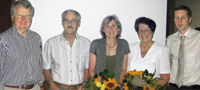 Wolfgang Petter, Burghild Haaf (Mitte)...rgermeister Herbert Rinderle (links).   | Foto: Ingeborg Grziwa