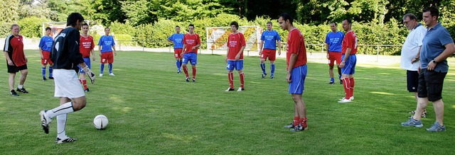 Die Neuzugnge des FV Sasbach beim loc...ger, ganz links Co-Trainer Werner Ruf.  | Foto: Roland Vitt