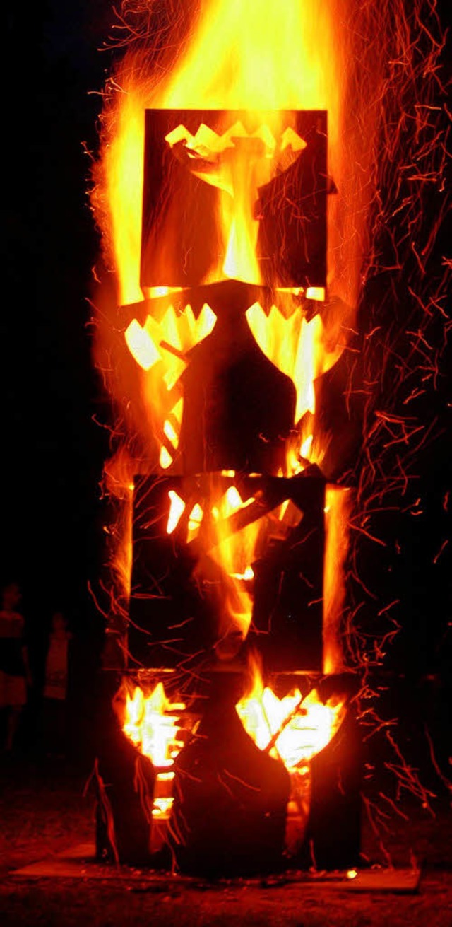 Aus dem Tulpenturm lodern die Flammen.   | Foto: Thomas Loisl Mink