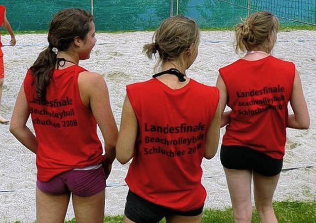 Die T-Shirts der Gemeinde Schluchsee s... Beachvolleyballerinnen sehr begehrt.   | Foto: Ute Aschendorf