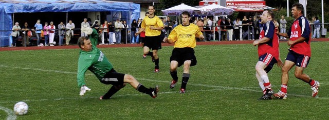 Der Ball rollt zum 10:4 fr die Roten ...e ein temperamentvolles Benefizspiel.   | Foto: Eva Korinth