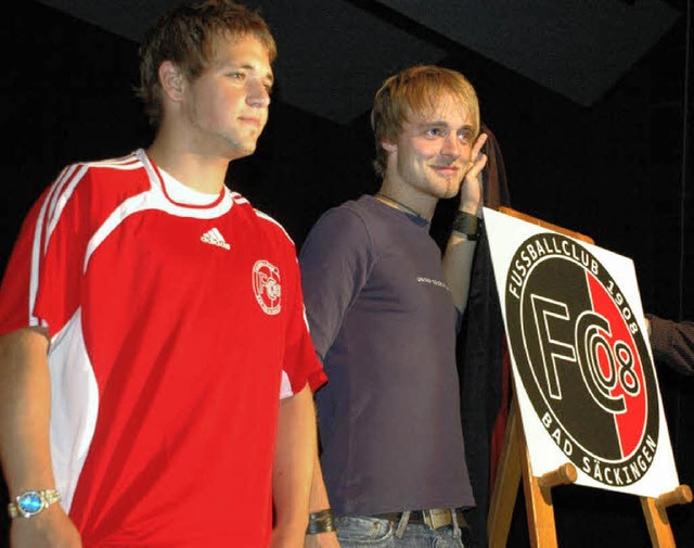 Mit Logo in die neue Saison: Dan Steng... und E-Jugend sangen das Vereinslied.   | Foto: Markus Baier/Stefan Sahli