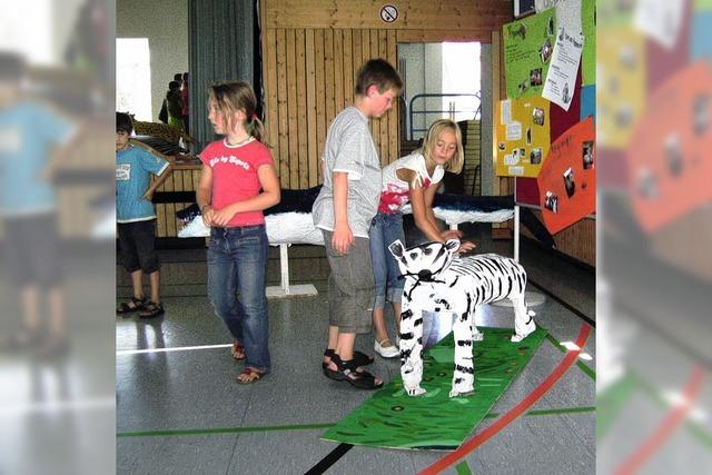 Dschungeltiere aus Holz, Leim, Draht und Papier