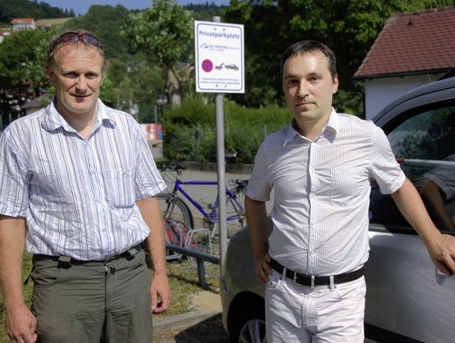 Arvo Ens vom Verein Car-Sharing (links...en Car-Sharing-Standort im Merzhausen.  | Foto: tanja bury